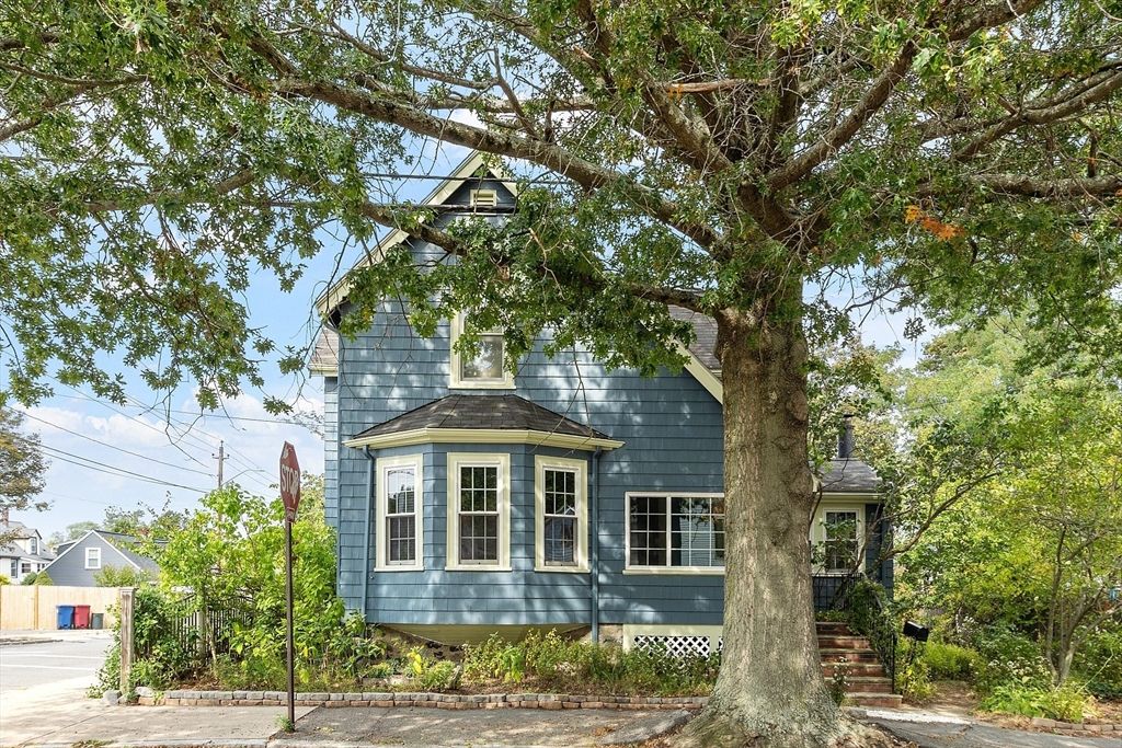 Exterior, Facade, Queen Anne Victorian