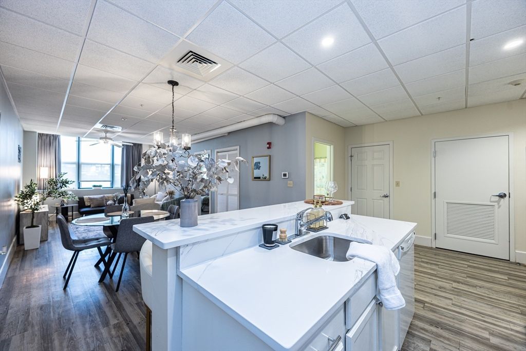 Chandelier, Dining room, Interior, Kitchen, Pendant Lights, Recessed Lighting, Wood Texture Flooring