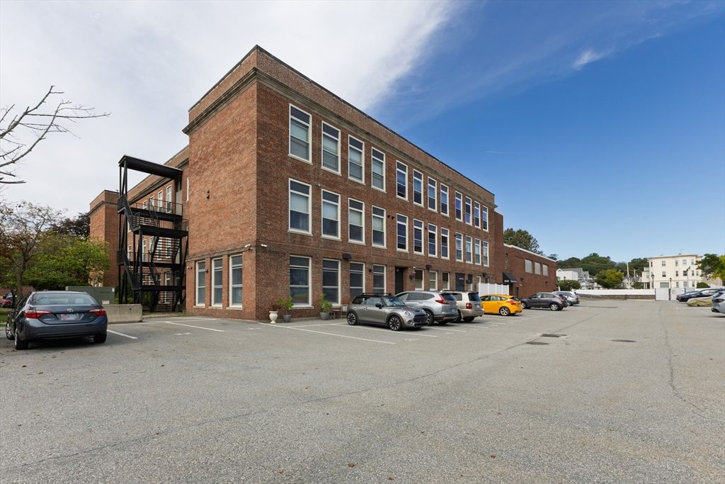 Exterior, Facade, Brick Facade, Chicago School