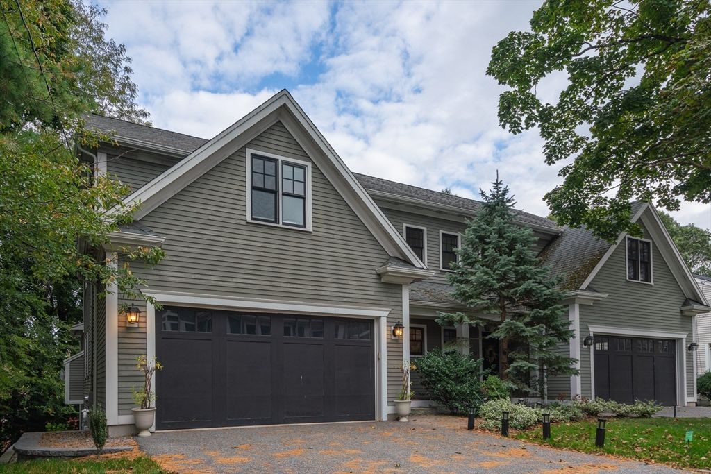 Attached, Exterior, Facade, American Craftsman