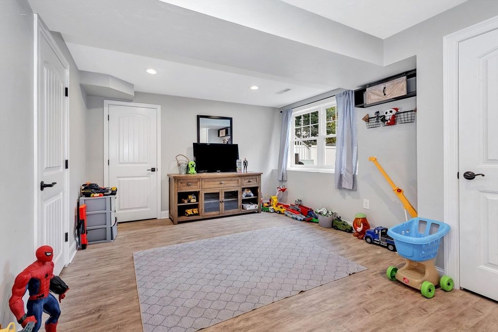 Interior, Recessed Lighting, Wood Texture Flooring