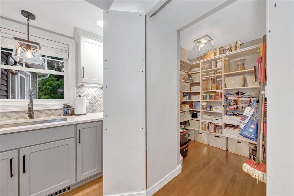 Interior, Pendant Lights, Wood Texture Flooring