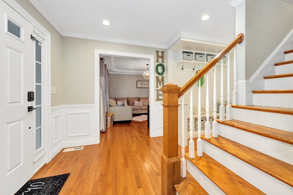 Interior, Recessed Lighting, Wood Texture Flooring
