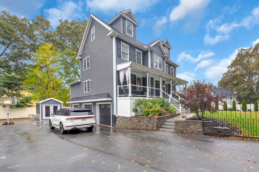 Attached, Exterior, Facade, Queen Anne Victorian