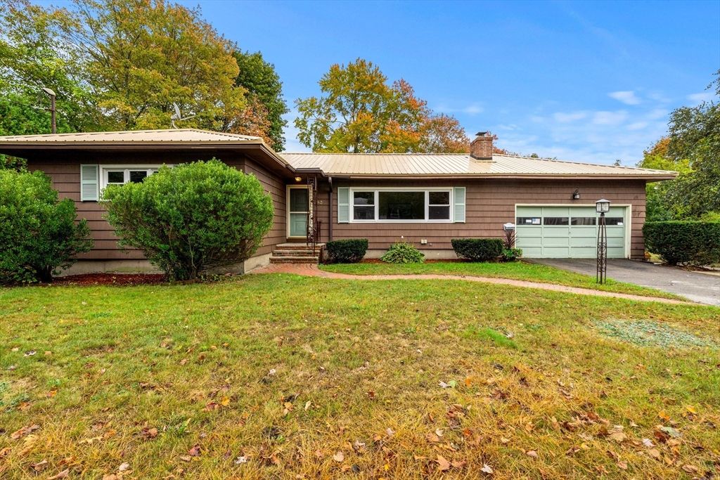 Attached, Exterior, Facade, Ranch