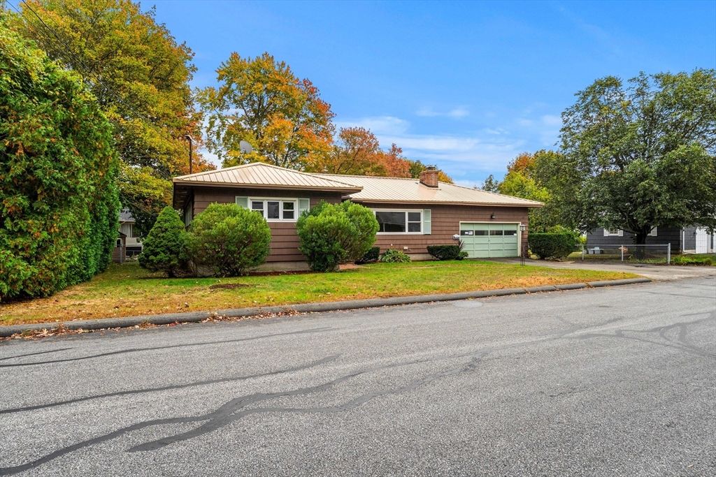 Attached, Exterior, Facade, Ranch