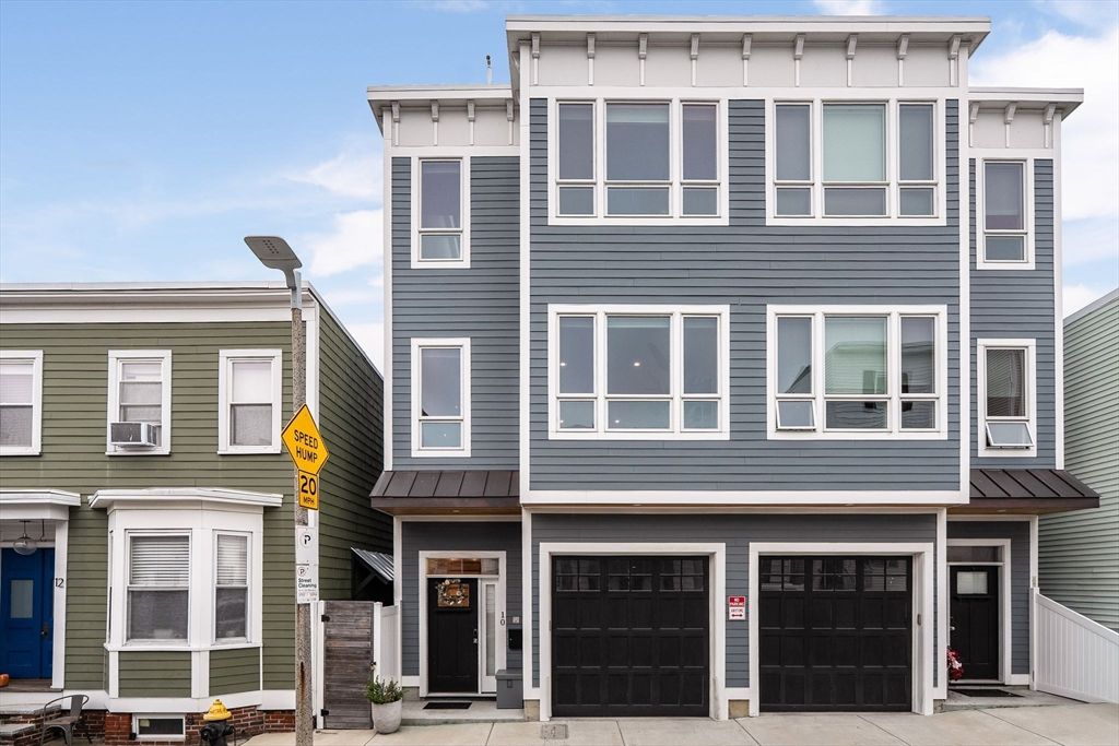 Attached, Exterior, Facade, Rowhouse