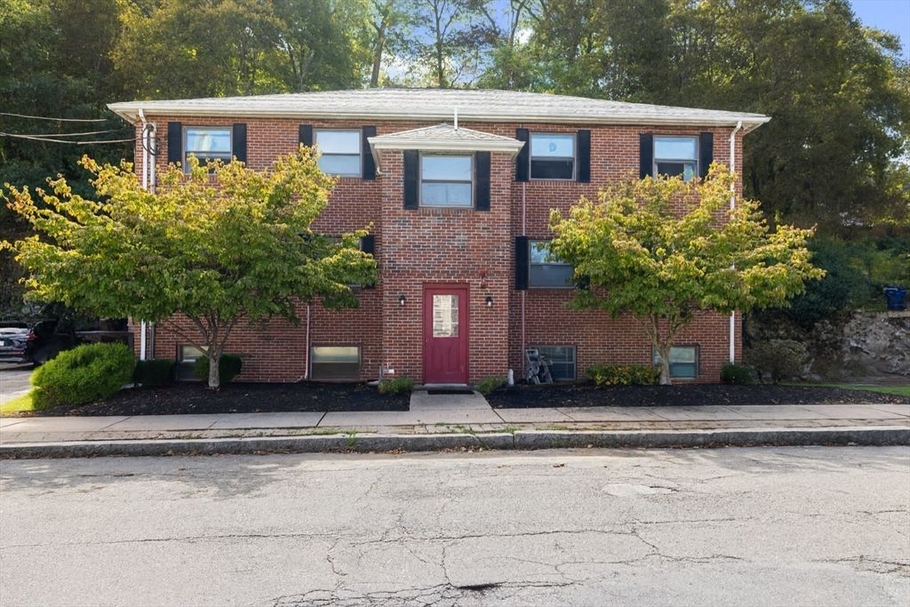 Exterior, Facade, Brick Facade, Georgian