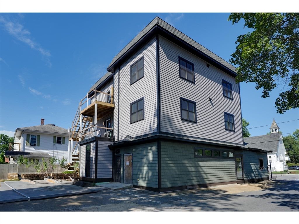 Attached, Exterior, Facade, Queen Anne Victorian