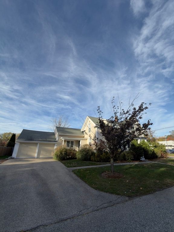 Attached, Exterior, Facade, Ranch