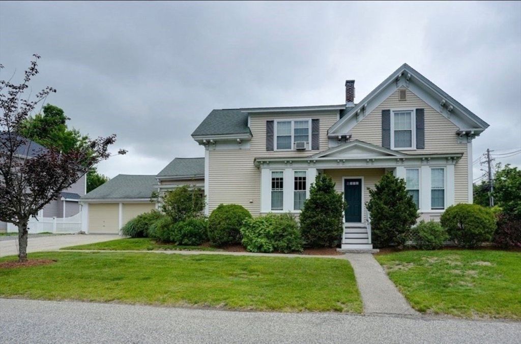 Attached, Exterior, Facade, Farmhouse