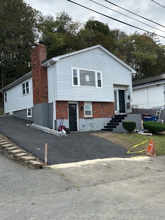 Attached, Exterior, Facade, Brick Facade, Split Level