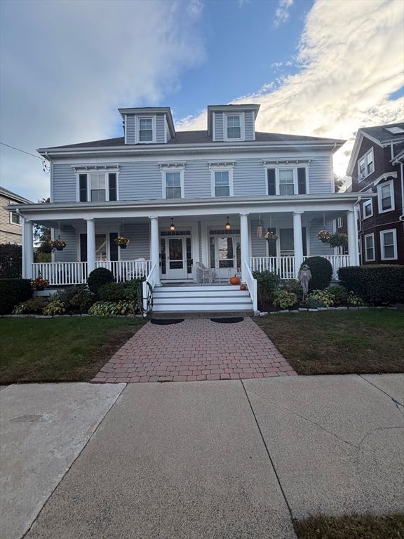 Exterior, Facade, American Foursquare