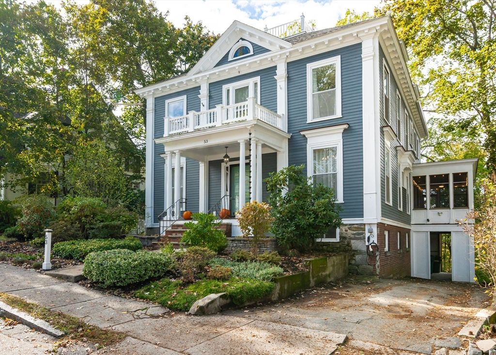 Exterior, Facade, Queen Anne Victorian