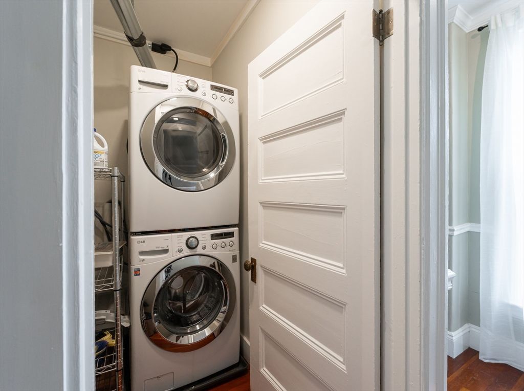 Interior, Utility Closets, Washer, Wood Texture Flooring