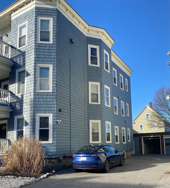 Exterior, Facade, Rowhouse