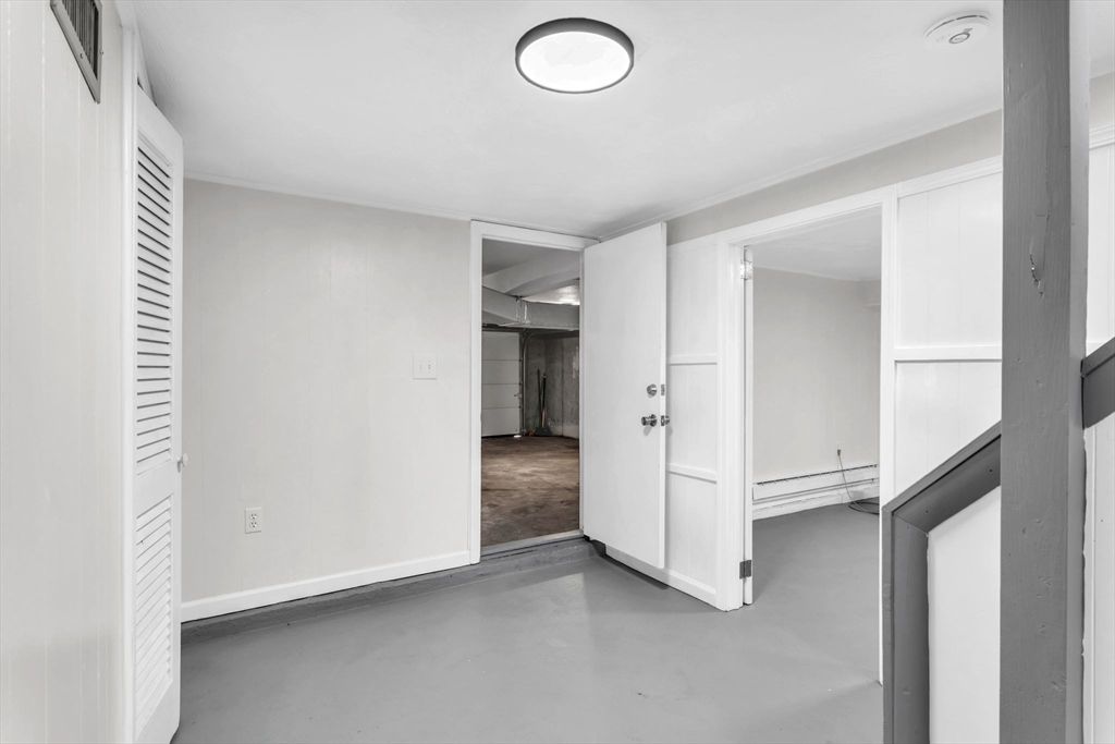 Empty room, Interior