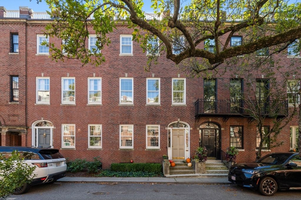 Exterior, Facade, Brick Facade, Rowhouse