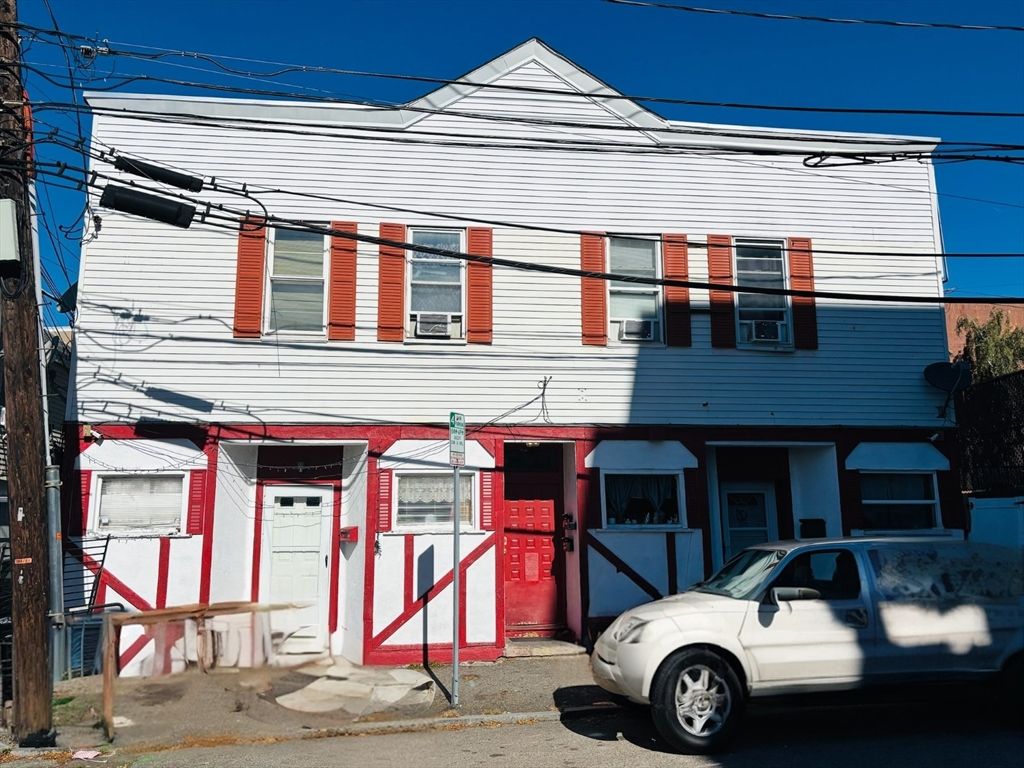 Exterior, Facade, Rowhouse