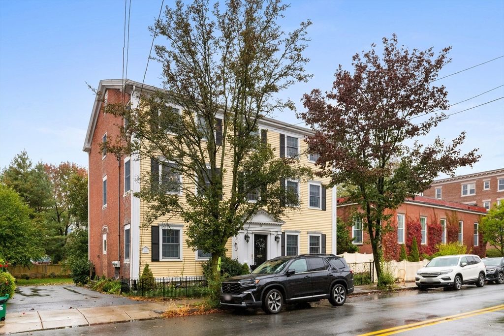 Exterior, Facade, Rowhouse