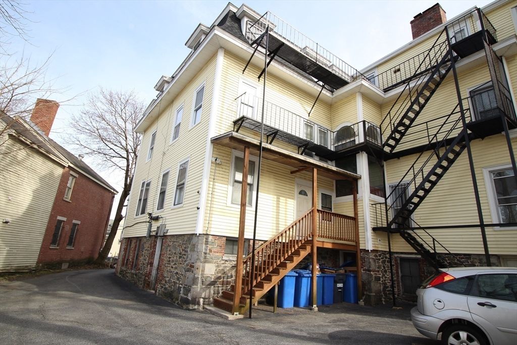 Exterior, Facade, Rowhouse