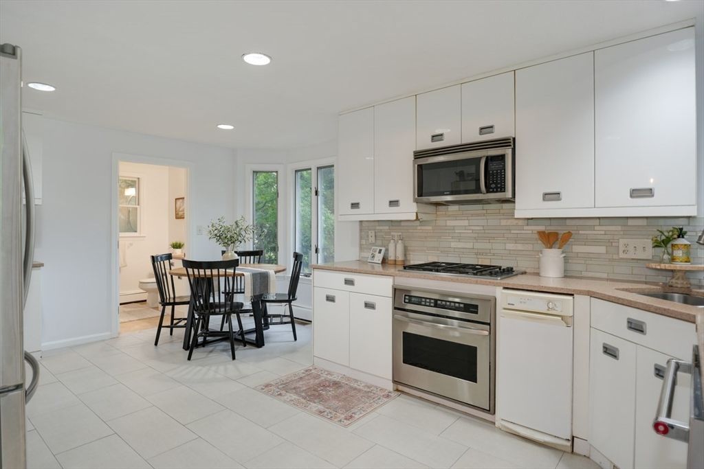 Dining room, Interior, Kitchen, Recessed Lighting, Stainless Steel Appliances