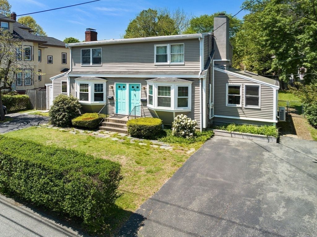 Exterior, Facade, American Foursquare