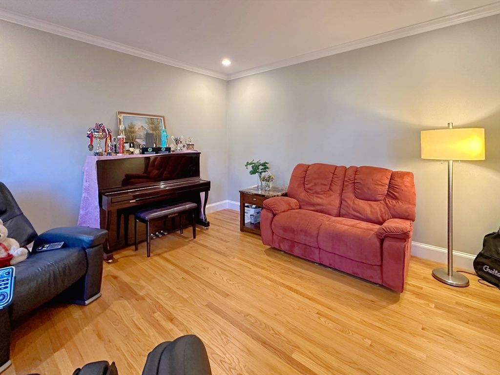 Interior, Piano, Recessed Lighting, Wood Texture Flooring