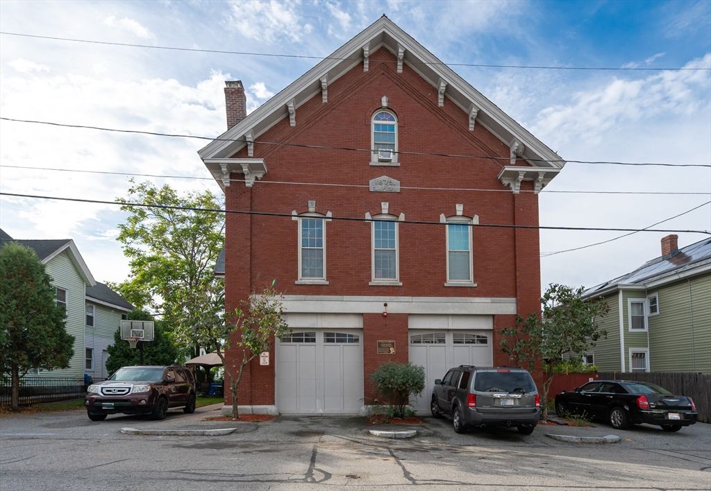 Attached, Exterior, Facade, American Craftsman