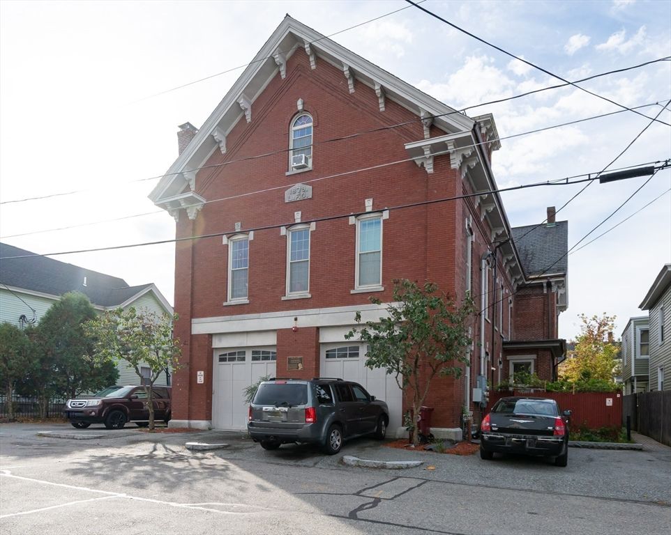 Attached, Exterior, Facade, Brick Facade, Queen Anne Victorian