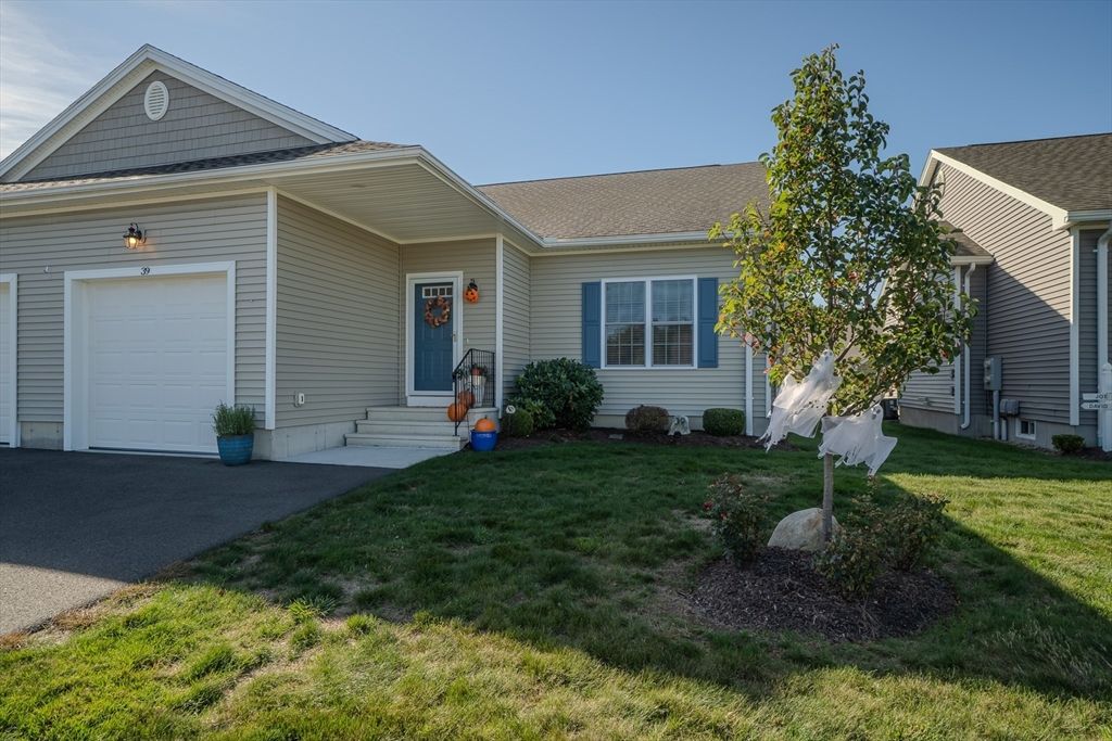 Attached, Exterior, Facade, Ranch