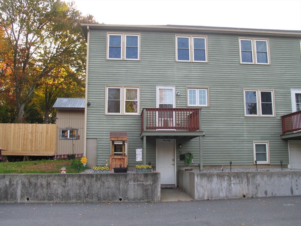 Exterior, Facade, Rowhouse