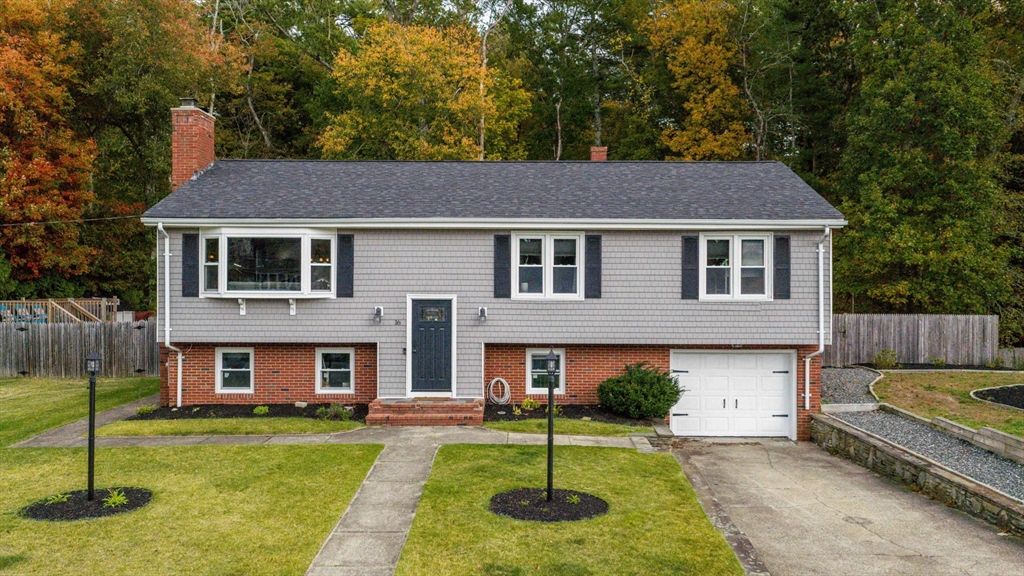 Attached, Exterior, Facade, Brick Facade, Raised Ranch