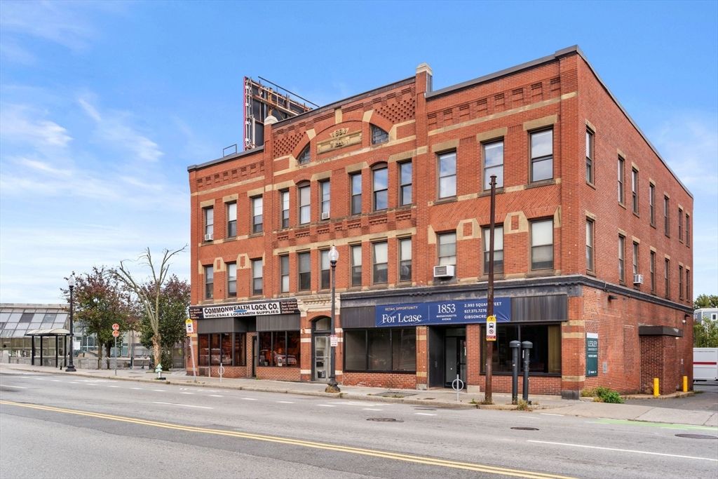 Exterior, Facade, Brick Facade, Chicago School