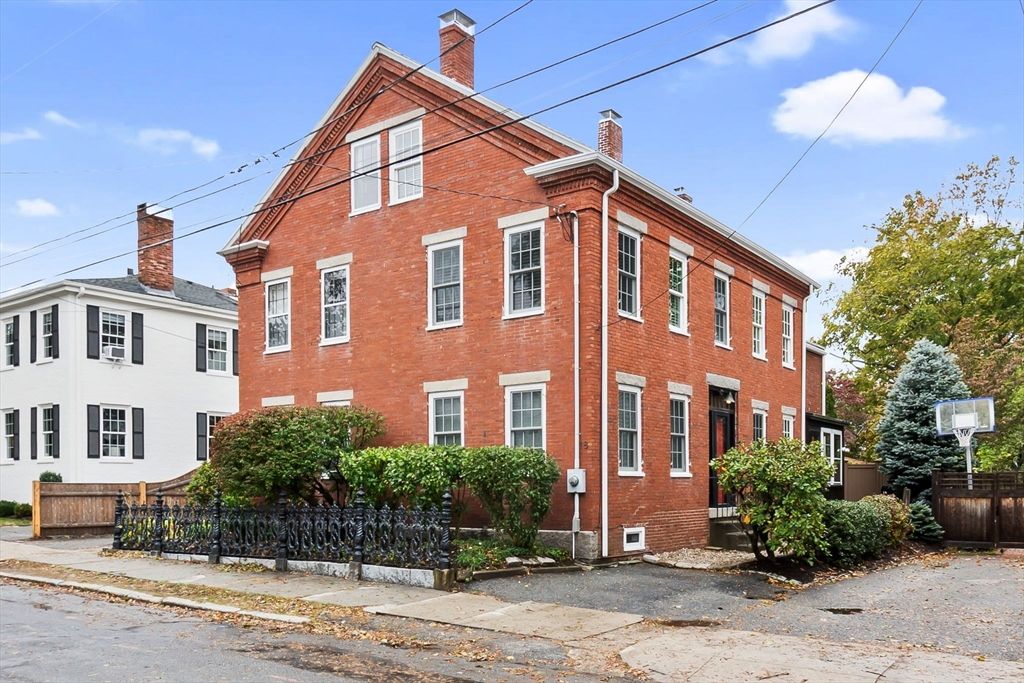 Exterior, Facade, Brick Facade, Georgian