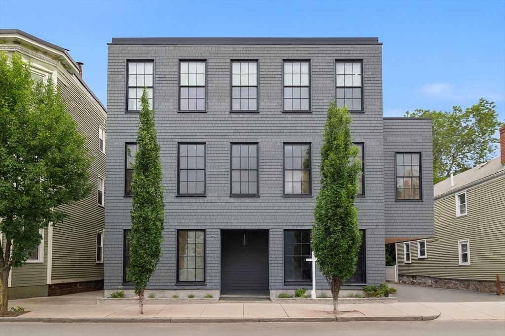 Exterior, Facade, Brick Facade, Georgian