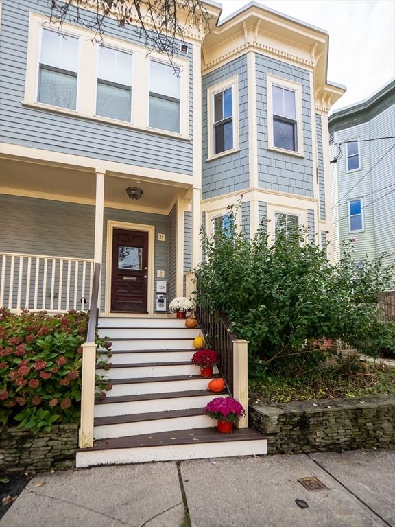 Exterior, Facade, Rowhouse