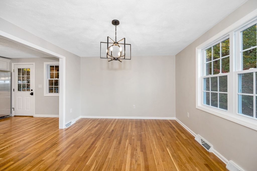 Empty room, Interior, Pendant Lights, Wood Texture Flooring