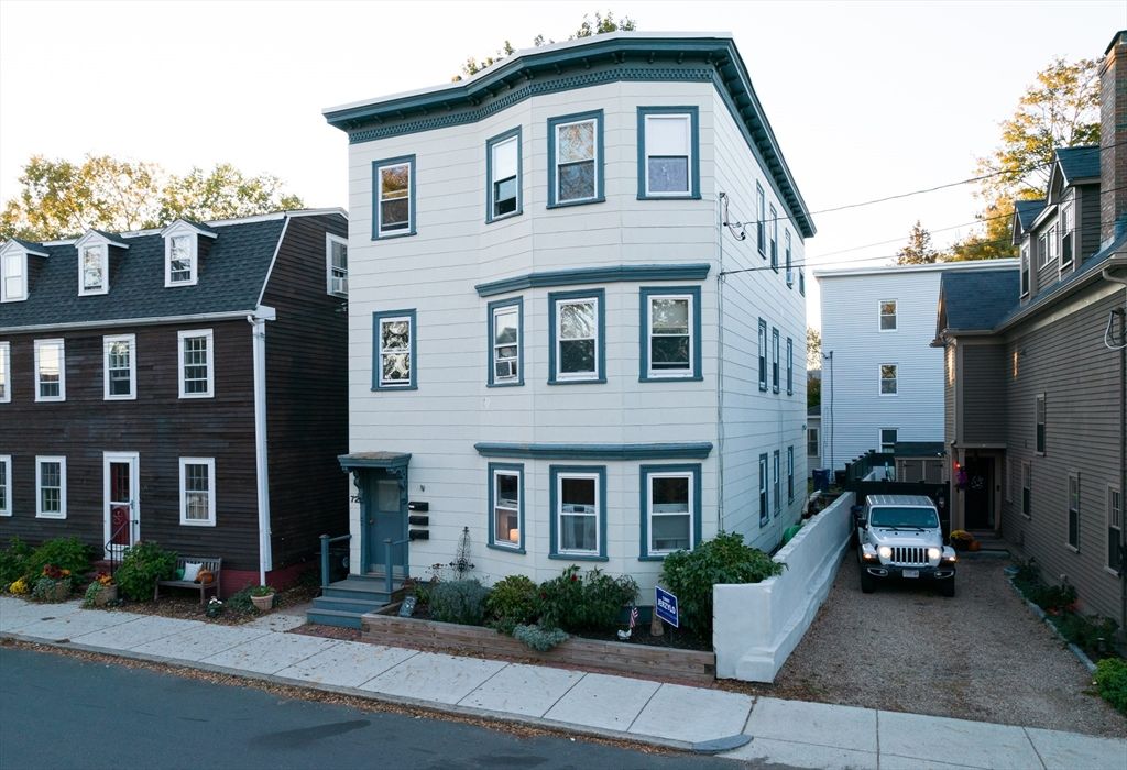 Exterior, Facade, Rowhouse