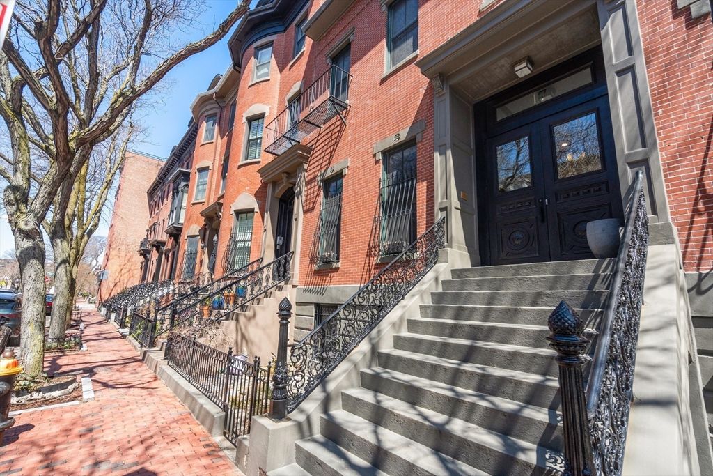 Exterior, Facade, Brick Facade, Rowhouse