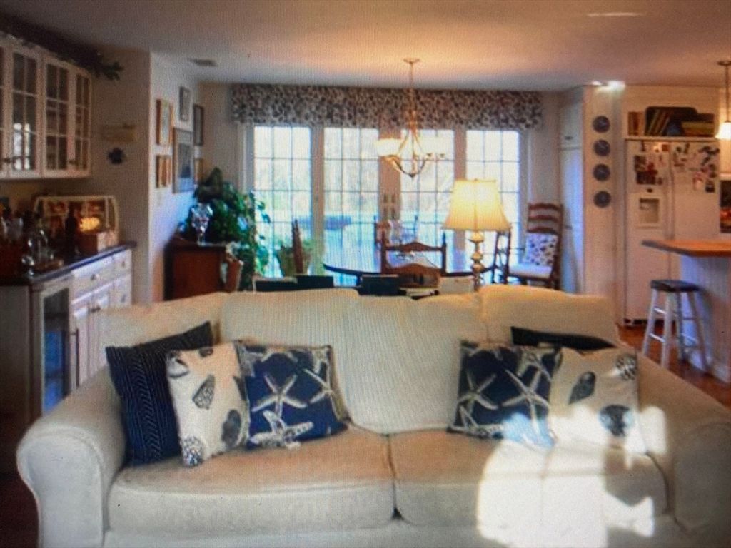 Chandelier, Dining room, Interior, Living room, Water