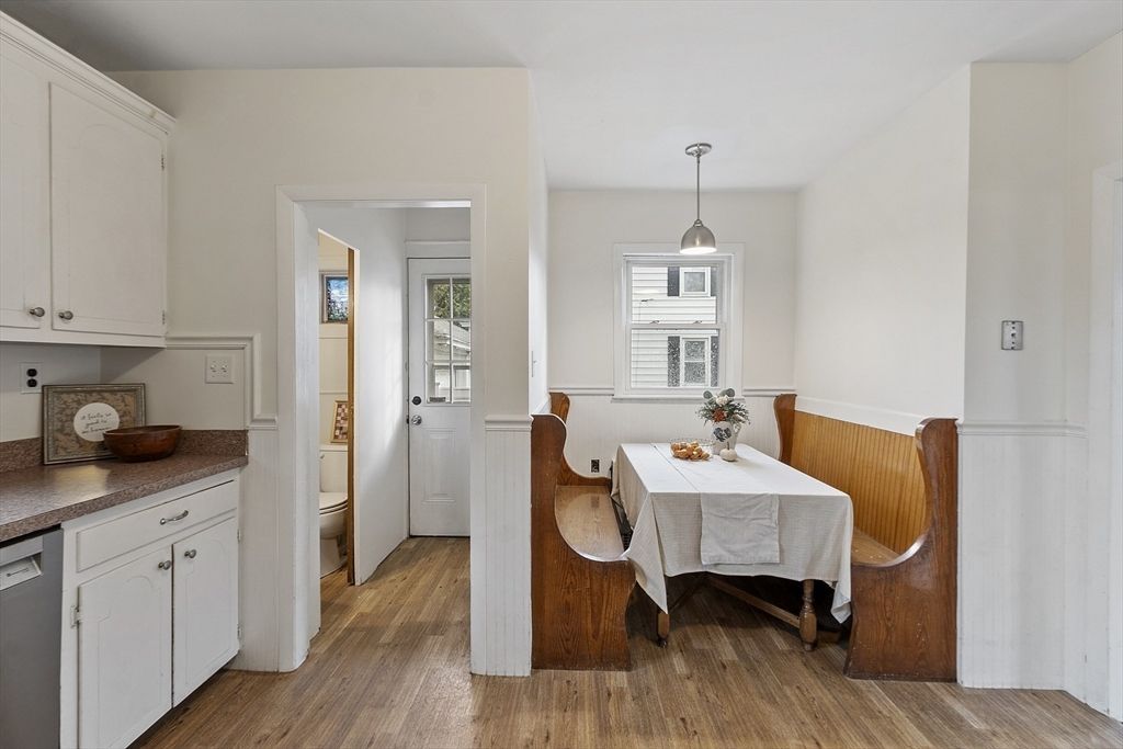 Interior, Pendant Lights, Wood Texture Flooring