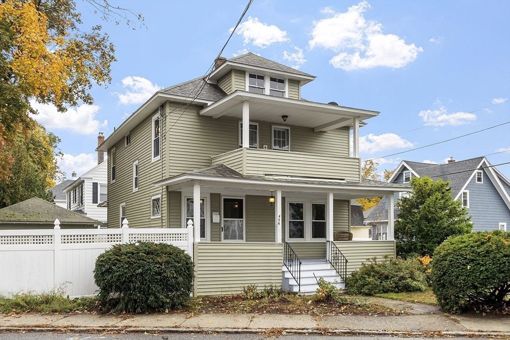 Exterior, Facade, American Foursquare