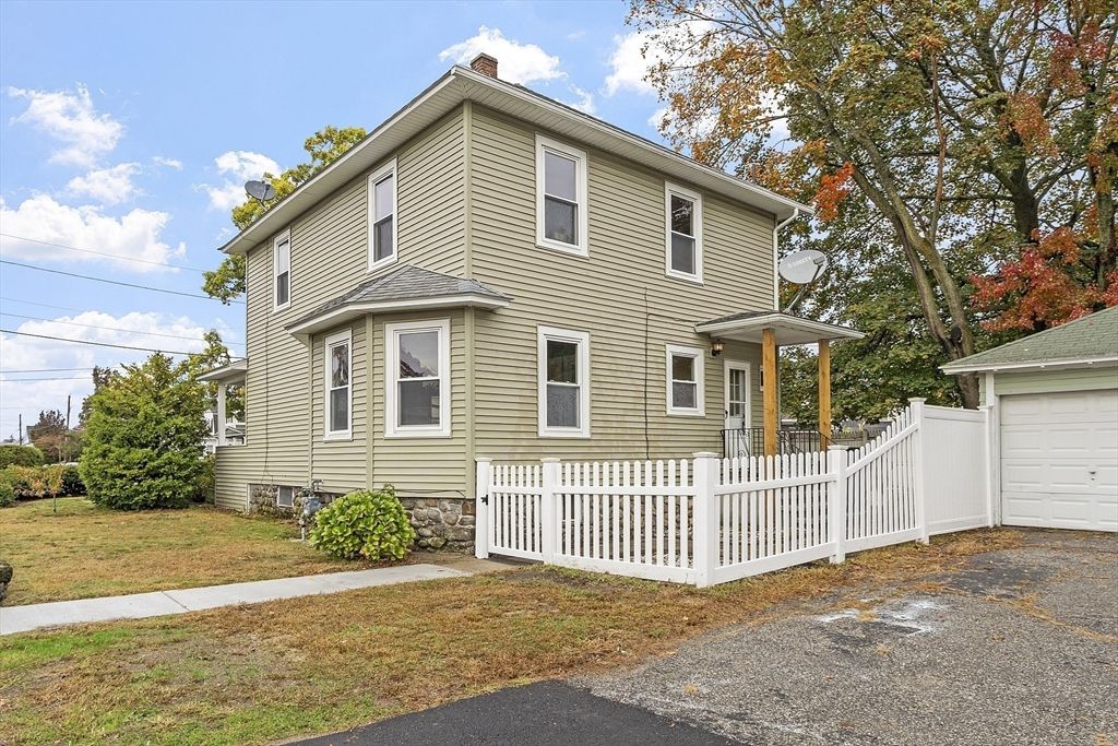 Backyard, Exterior, Facade, Queen Anne Victorian