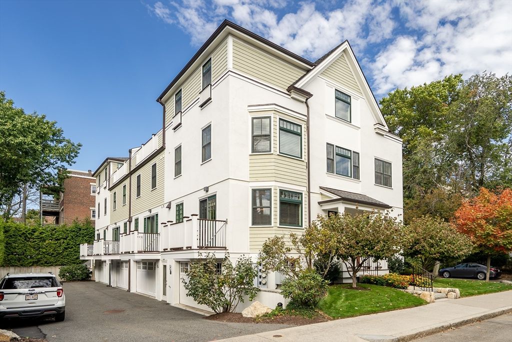 Exterior, Facade, Rowhouse