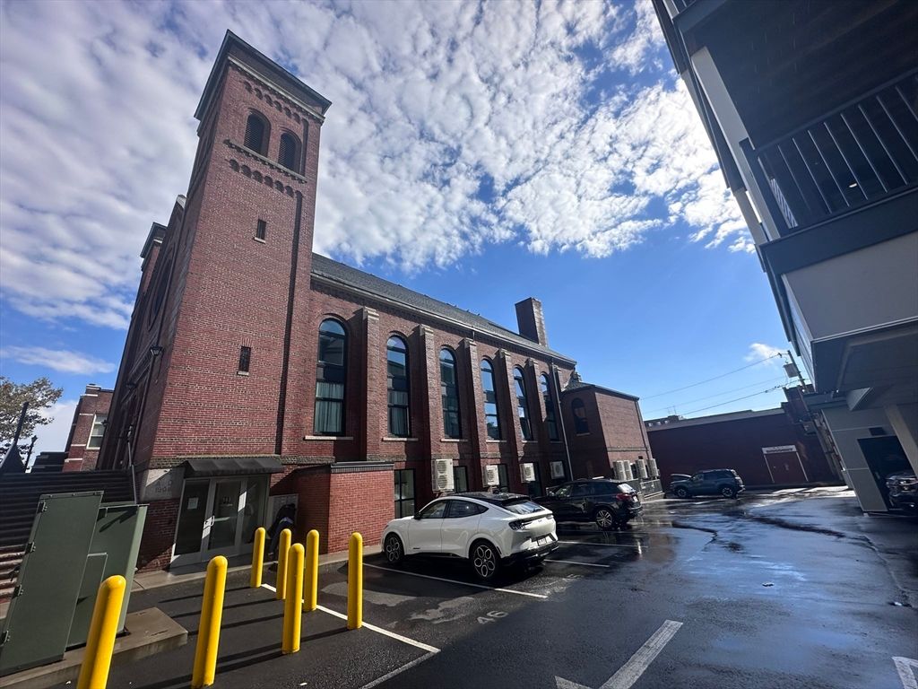 Exterior, Facade, Brick Facade, Chicago School