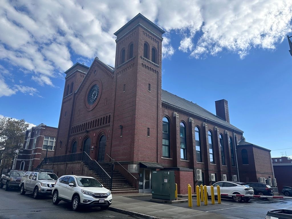 Exterior, Facade, Brick Facade, Chicago School