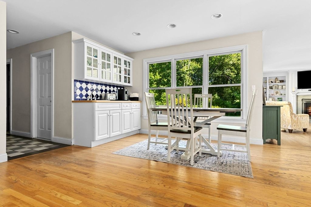 Dining room, Fireplace, Interior, Recessed Lighting, Wood Texture Flooring
