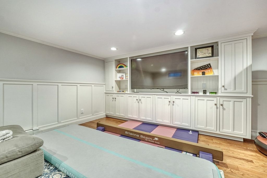 Interior, Recessed Lighting, Wood Texture Flooring
