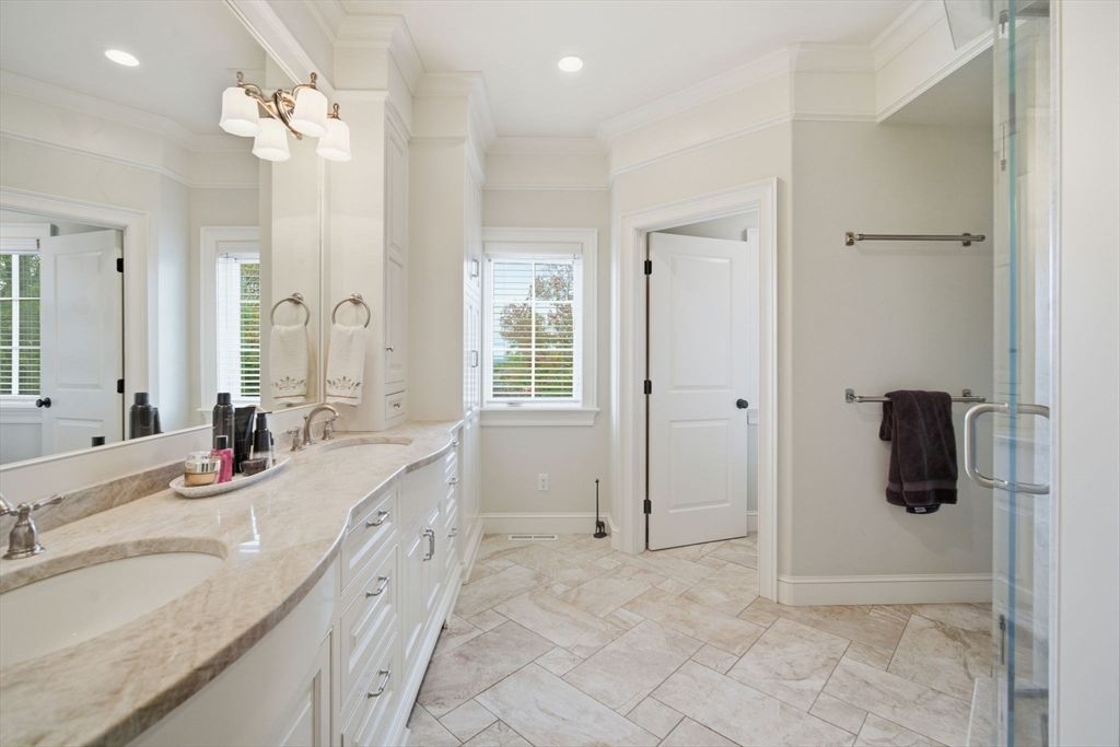 Bathroom, Dual Sink Vanities, Interior, Recessed Lighting